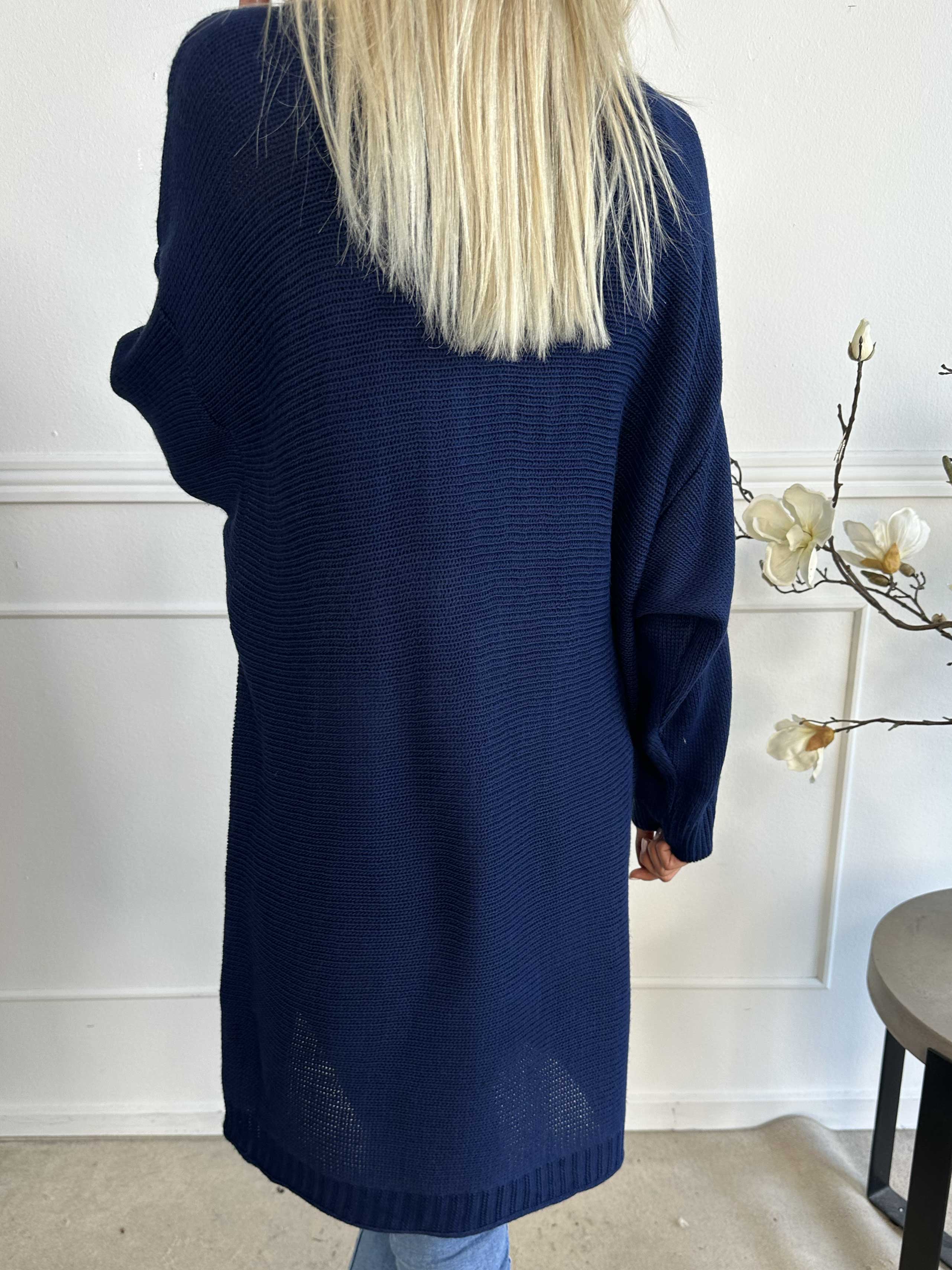 Amara - Tofarvet strikkjole med gulddetaljer